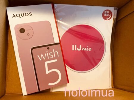 iijmioから届いたスマホとSSIMカード（筆者撮影）